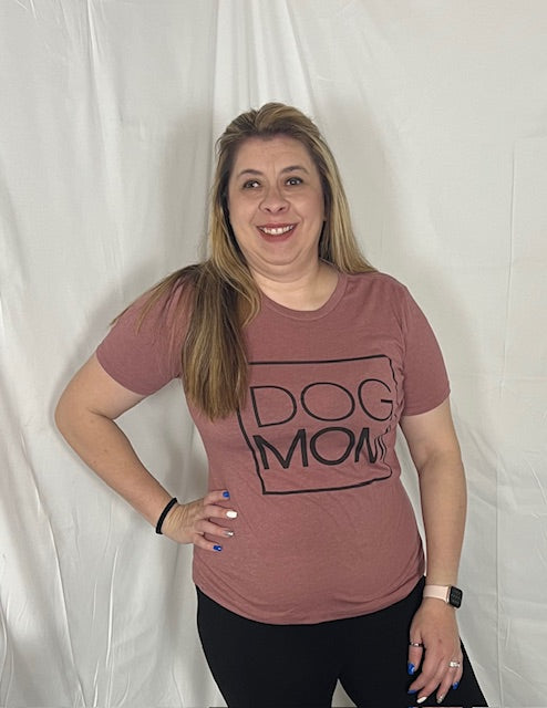 Dog Mom graphic tee